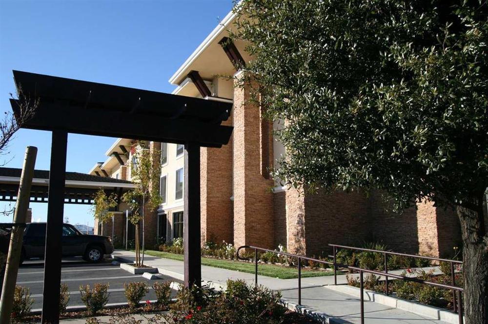 Hotel Hampton By Hilton Brentwood Esterno foto