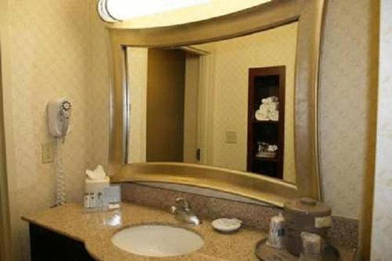 Hotel Hampton By Hilton Brentwood Esterno foto