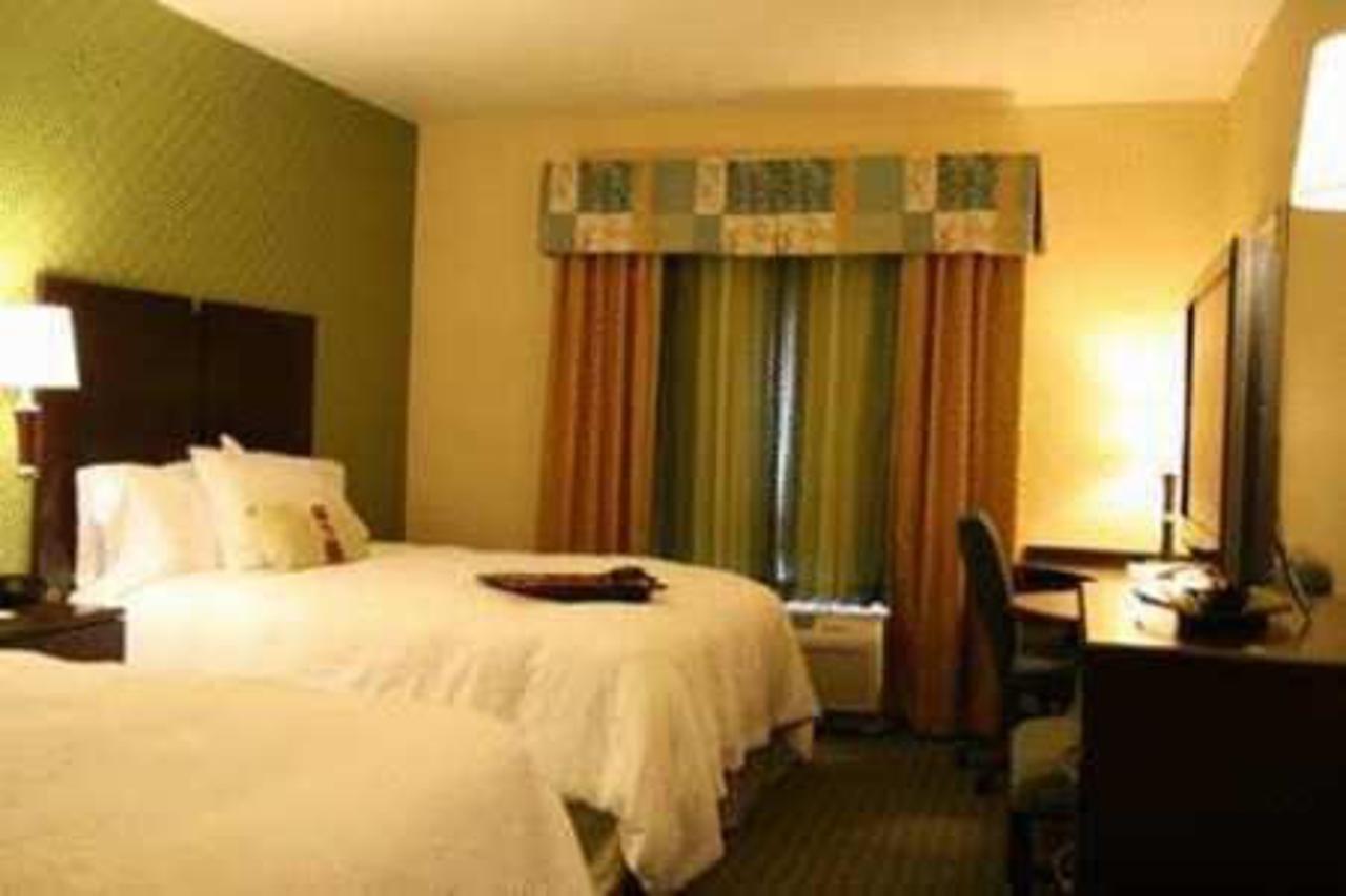 Hotel Hampton By Hilton Brentwood Esterno foto