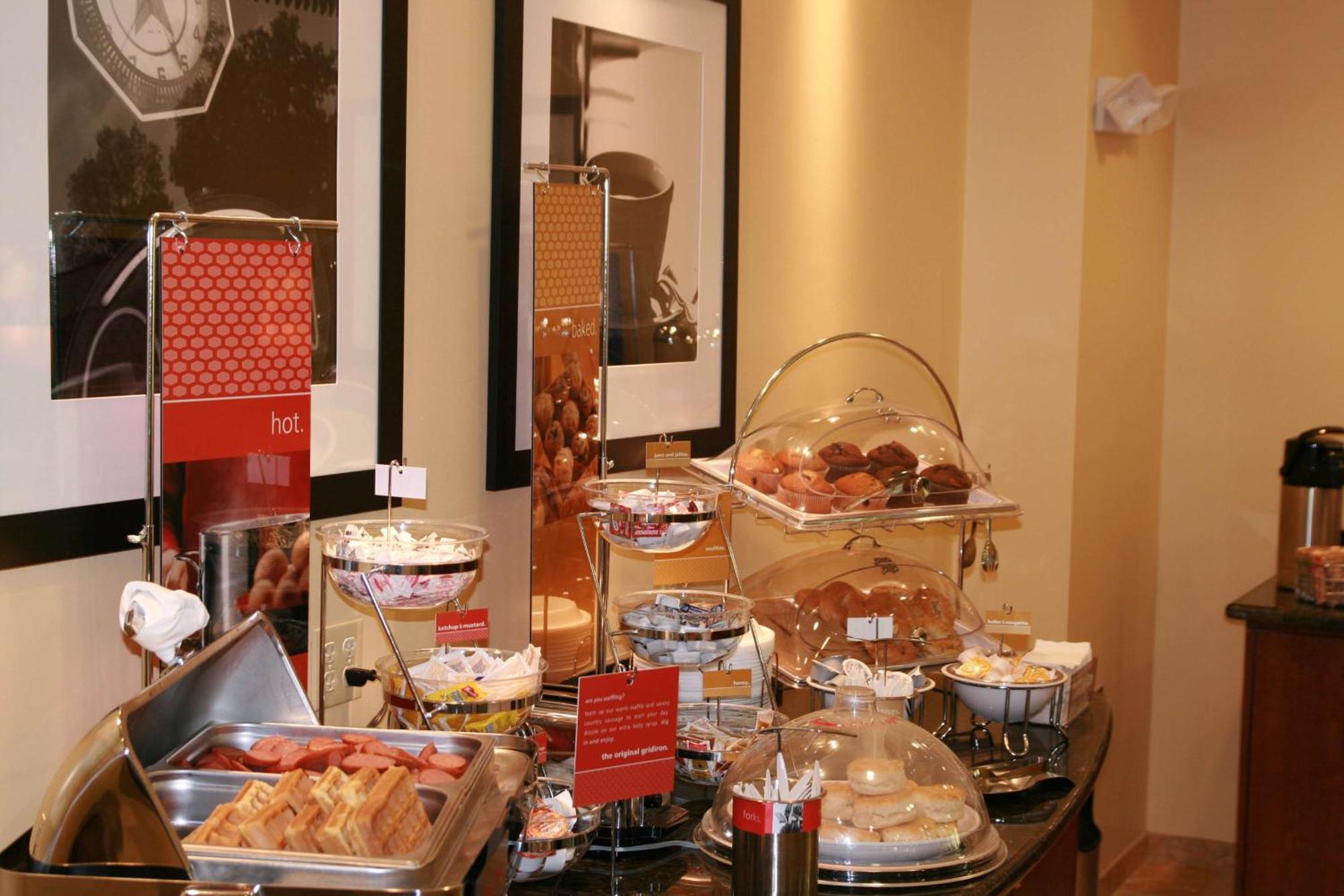 Hotel Hampton By Hilton Brentwood Esterno foto
