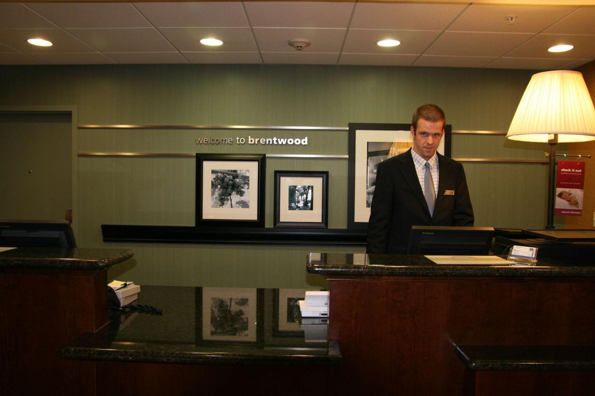 Hotel Hampton By Hilton Brentwood Esterno foto